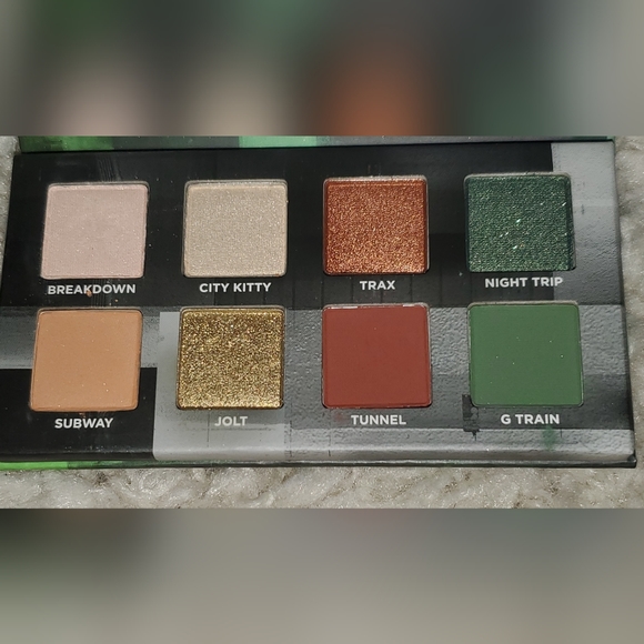 Urban Decay On The Run, G Train - Picture 3 of 3